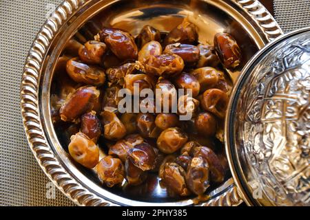 Kenta datteri in una ciotola d'argento per servire agli ospiti, Oman Foto Stock