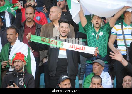 Rades, Tunisi, Tunisia. 29th Mar, 2023. Sostenitori dell'Algeria durante la partita Niger contro Algeria, 27 marzo 2023 per conto delle qualifiche della Coppa delle Nazioni africane 2023, allo stadio Rades. (Credit Image: © Chokri Mahjoub/ZUMA Press Wire) SOLO PER USO EDITORIALE! Non per USO commerciale! Foto Stock