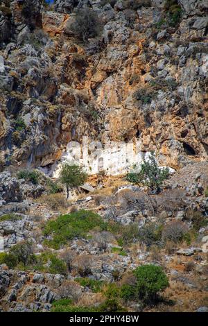 Cavità fortificata in una scogliera, pittura in bianco, Grecia, Peloponneso, Monemvasia Foto Stock