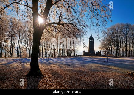 Hoarfrost sul Hohenstein con il Monumento Berger in controluce, Germania, Nord Reno-Westfalia, Ruhr Area, Witten Foto Stock