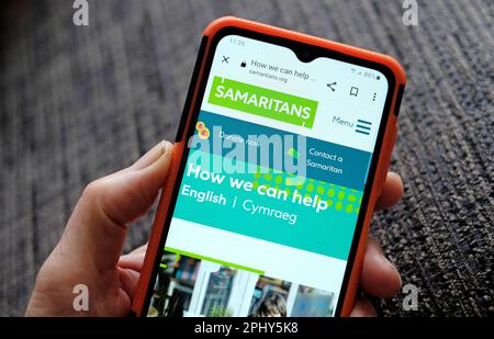Pagina iniziale del sito Web di Samaritans sullo schermo dello smartphone Foto Stock