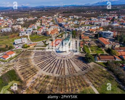 Foto aerea di tMedjugorje scattata dal drone. Medjugorje è una delle destinazioni di pellegrinaggio cattolico romano più famose al mondo. Essa si manifestò attraverso le apparizioni della Vergine Maria, che cominciò ad apparire come un fenomeno nel 1981, dopo di che iniziò a svilupparsi il turismo religioso. Da allora, questo luogo Herzegoviniano è stato uno dei centri turistici più visitati in Bosnia-Erzegovina, che viene visitato annualmente da circa un milione di cattolici provenienti da tutto il mondo a Medjugorje, Bosnia ed Hezegovina il 26. Marzo 2023. Foto: Zvonimir Barisin/PIXSELL Foto Stock