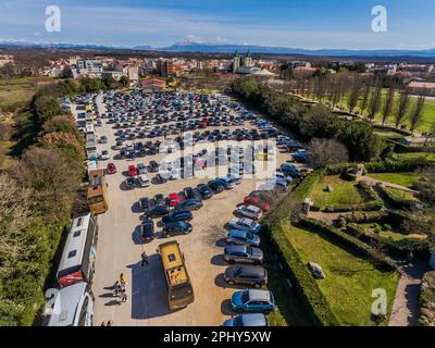 Foto aerea di tMedjugorje scattata dal drone. Medjugorje è una delle destinazioni di pellegrinaggio cattolico romano più famose al mondo. Essa si manifestò attraverso le apparizioni della Vergine Maria, che cominciò ad apparire come un fenomeno nel 1981, dopo di che iniziò a svilupparsi il turismo religioso. Da allora, questo luogo Herzegoviniano è stato uno dei centri turistici più visitati in Bosnia-Erzegovina, che viene visitato annualmente da circa un milione di cattolici provenienti da tutto il mondo a Medjugorje, Bosnia ed Hezegovina il 26. Marzo 2023. Foto: Zvonimir Barisin/PIXSELL Foto Stock