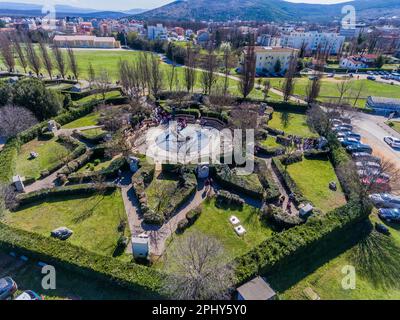 Foto aerea di tMedjugorje scattata dal drone. Medjugorje è una delle destinazioni di pellegrinaggio cattolico romano più famose al mondo. Essa si manifestò attraverso le apparizioni della Vergine Maria, che cominciò ad apparire come un fenomeno nel 1981, dopo di che iniziò a svilupparsi il turismo religioso. Da allora, questo luogo Herzegoviniano è stato uno dei centri turistici più visitati in Bosnia-Erzegovina, che viene visitato annualmente da circa un milione di cattolici provenienti da tutto il mondo a Medjugorje, Bosnia ed Hezegovina il 26. Marzo 2023. Foto: Zvonimir Barisin/PIXSELL Foto Stock