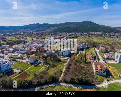 Foto aerea di tMedjugorje scattata dal drone. Medjugorje è una delle destinazioni di pellegrinaggio cattolico romano più famose al mondo. Essa si manifestò attraverso le apparizioni della Vergine Maria, che cominciò ad apparire come un fenomeno nel 1981, dopo di che iniziò a svilupparsi il turismo religioso. Da allora, questo luogo Herzegoviniano è stato uno dei centri turistici più visitati in Bosnia-Erzegovina, che viene visitato annualmente da circa un milione di cattolici provenienti da tutto il mondo a Medjugorje, Bosnia ed Hezegovina il 26. Marzo 2023. Foto: Zvonimir Barisin/PIXSELL Foto Stock