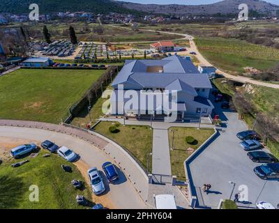 Foto aerea di tMedjugorje scattata dal drone. Medjugorje è una delle destinazioni di pellegrinaggio cattolico romano più famose al mondo. Essa si manifestò attraverso le apparizioni della Vergine Maria, che cominciò ad apparire come un fenomeno nel 1981, dopo di che iniziò a svilupparsi il turismo religioso. Da allora, questo luogo Herzegoviniano è stato uno dei centri turistici più visitati in Bosnia-Erzegovina, che viene visitato annualmente da circa un milione di cattolici provenienti da tutto il mondo a Medjugorje, Bosnia ed Hezegovina il 26. Marzo 2023. Foto: Zvonimir Barisin/PIXSELL Foto Stock