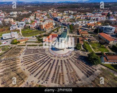 Foto aerea di tMedjugorje scattata dal drone. Medjugorje è una delle destinazioni di pellegrinaggio cattolico romano più famose al mondo. Essa si manifestò attraverso le apparizioni della Vergine Maria, che cominciò ad apparire come un fenomeno nel 1981, dopo di che iniziò a svilupparsi il turismo religioso. Da allora, questo luogo Herzegoviniano è stato uno dei centri turistici più visitati in Bosnia-Erzegovina, che viene visitato annualmente da circa un milione di cattolici provenienti da tutto il mondo a Medjugorje, Bosnia ed Hezegovina il 26. Marzo 2023. Foto: Zvonimir Barisin/PIXSELL Foto Stock