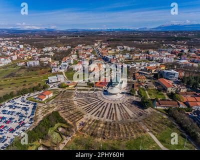 Foto aerea di tMedjugorje scattata dal drone. Medjugorje è una delle destinazioni di pellegrinaggio cattolico romano più famose al mondo. Essa si manifestò attraverso le apparizioni della Vergine Maria, che cominciò ad apparire come un fenomeno nel 1981, dopo di che iniziò a svilupparsi il turismo religioso. Da allora, questo luogo Herzegoviniano è stato uno dei centri turistici più visitati in Bosnia-Erzegovina, che viene visitato annualmente da circa un milione di cattolici provenienti da tutto il mondo a Medjugorje, Bosnia ed Hezegovina il 26. Marzo 2023. Foto: Zvonimir Barisin/PIXSELL Foto Stock