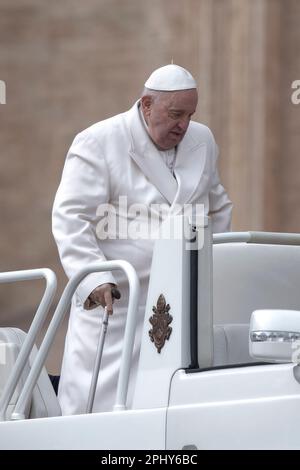 Città del Vaticano, 29 marzo 2023. Papa Francesco durante la sua udienza generale settimanale a San Piazza Pietro. Maria Grazia Picciarella/Alamy Live News Foto Stock