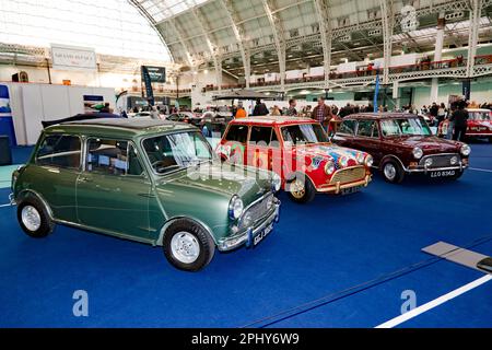 Vista di tutti e tre i minis sopravvissuti originariamente di proprietà dei Beatles, riuniti per la prima volta in 55 anni al London Classic Car Show 2023 Foto Stock