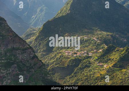 Una vista aerea mozzafiato della catena montuosa di Madeira, che mostra le sue valli lussureggianti e gli alberi con tranquilli altipiani. La natura al suo meglio! Foto Stock