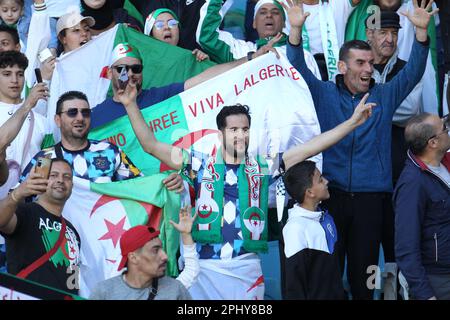 Rades, Tunisi, Tunisia. 29th Mar, 2023. Sostenitori dell'Algeria durante la partita Niger contro Algeria, 27 marzo 2023 per conto delle qualifiche della Coppa delle Nazioni africane 2023, allo stadio Rades. (Credit Image: © Chokri Mahjoub/ZUMA Press Wire) SOLO PER USO EDITORIALE! Non per USO commerciale! Foto Stock