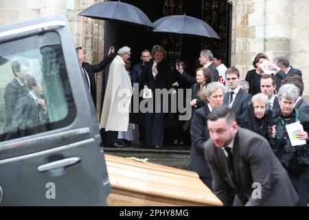 Edingen, Belgio. 30th Mar, 2023. Regina Mathilde del Belgio (C) raffigurata al servizio funerario del conte Raoul d'Udekem d'Acoz, ex membro del consiglio comunale di Herne e politico del CD&V, e zio della regina del Belgio, a Enghien - Edingen, giovedì 30 marzo 2023. Morì all'età di 87 anni. FOTO DI BELGA NICOLAS MAETERLINCK Credit: Belga News Agency/Alamy Live News Foto Stock