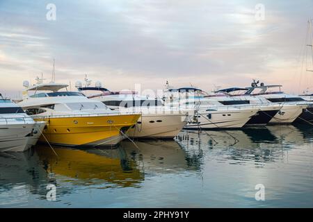 Yacht di lusso alla luce della sera ormeggiato a Puerto Banus Marina, Marbella, Spagna Foto Stock