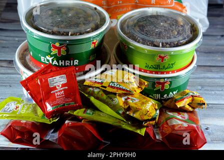 Cairo, Egitto, 28 2023 marzo: El Tahrir Koshary Koshari, cibo di strada di riso, maccheroni, spaghetti e lenticchie mescolati con una salsa di pomodoro speziata, Foto Stock