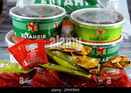 Cairo, Egitto, 28 2023 marzo: El Tahrir Koshary Koshari, cibo di strada di riso, maccheroni, spaghetti e lenticchie mescolati con una salsa di pomodoro speziata, Foto Stock