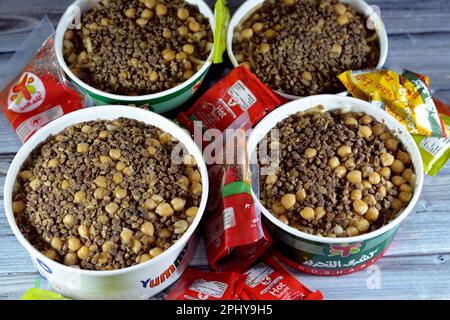 Cairo, Egitto, 28 2023 marzo: El Tahrir Koshary Koshari, cibo di strada di riso, maccheroni, spaghetti e lenticchie mescolati con una salsa di pomodoro speziata, Foto Stock