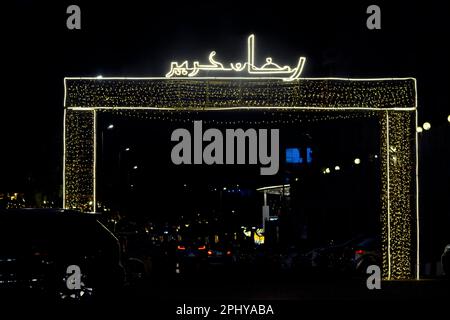 Cairo, Egitto, 28 2023 marzo: Traduzione del testo arabo iscrizione (felice generoso Ramadan), Ramadan decorazione festa per le strade dell'Egitto, Foto Stock