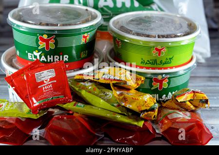 Cairo, Egitto, 28 2023 marzo: El Tahrir Koshary Koshari, cibo di strada di riso, maccheroni, spaghetti e lenticchie mescolati con una salsa di pomodoro speziata, Foto Stock