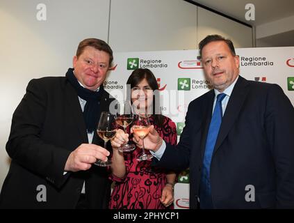 Milano, . 30th Mar, 2023. Milano, Italia Vinitaly 2023 la Regione Lombardia presenta con il suo stand con vini e prodotti stampa presentazione Attilio Fontana Presidente RL, Alessandro Beduschi Assessore Agricoltura e alimentazione sovranità, foreste RL, Gian Domenico Auricchio Presidente Unioncamere Lombardia, Giovanna Prandini Presidente ASCOVILO, Silvano Bresciani Presidente Consorzio Franciacorta, Federico Bricolo Presidente di Veronafiere Credit: Independent Photo Agency/Alamy Live News Foto Stock