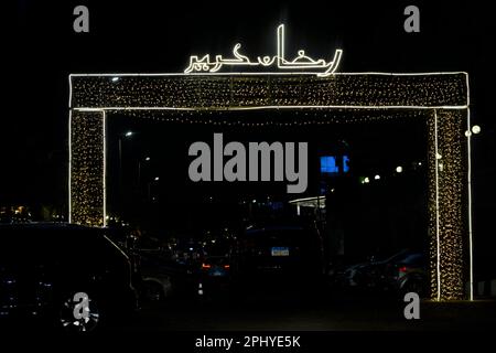 Cairo, Egitto, 28 2023 marzo: Traduzione del testo arabo iscrizione (felice generoso Ramadan), Ramadan decorazione festa per le strade dell'Egitto, Foto Stock