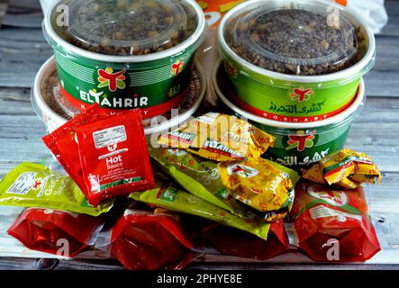 Cairo, Egitto, 28 2023 marzo: El Tahrir Koshary Koshari, cibo di strada di riso, maccheroni, spaghetti e lenticchie mescolati con una salsa di pomodoro speziata, Foto Stock