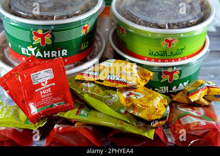 Cairo, Egitto, 28 2023 marzo: El Tahrir Koshary Koshari, cibo di strada di riso, maccheroni, spaghetti e lenticchie mescolati con una salsa di pomodoro speziata, Foto Stock