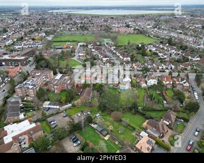 Grandi case strade e strade Walton sul Tamigi Surrey UK drone vista aerea Foto Stock