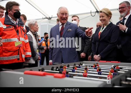 Re Carlo III e il sindaco di Berlino Franziska Giffey (secondo a destra) durante una visita al centro di arrivo dei rifugiati all'aeroporto di Tegel, Berlino, come parte di una visita di stato in Germania. Data immagine: Giovedì 30 marzo 2023. Foto Stock