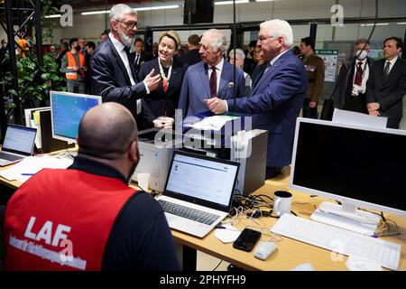 Re Carlo III, sindaco di Berlino Franziska Giffey e presidente tedesco Frank-Walter Steinmeier durante una visita al centro di arrivo dei rifugiati all'aeroporto di Tegel, Berlino, come parte di una visita di Stato in Germania. Data immagine: Giovedì 30 marzo 2023. Foto Stock