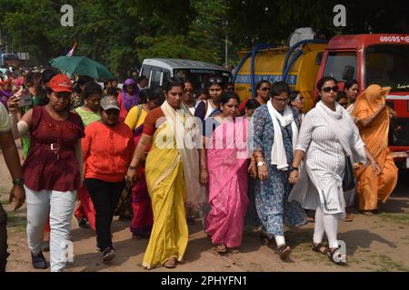 Kolkata, India. 29th Mar, 2023. Sostenitori del Trinamool Congress (TMC) in arrivo a un incontro pubblico di Abhishek Banerjee, MP e segretario generale nazionale del Trinamool Congress (TMC). (Foto di Biswarup Gangully/Pacific Press) Credit: Pacific Press Media Production Corp./Alamy Live News Foto Stock