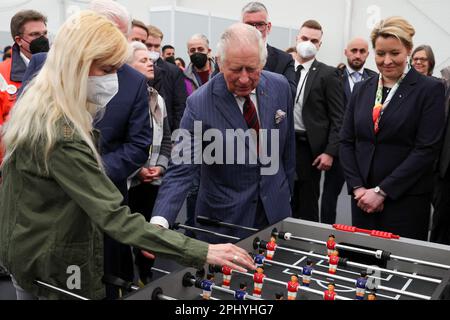 Re Carlo III e il sindaco di Berlino Franziska Giffey durante una visita al centro di arrivo dei rifugiati all'aeroporto di Tegel, Berlino, come parte di una visita di stato in Germania. Data immagine: Giovedì 30 marzo 2023. Foto Stock