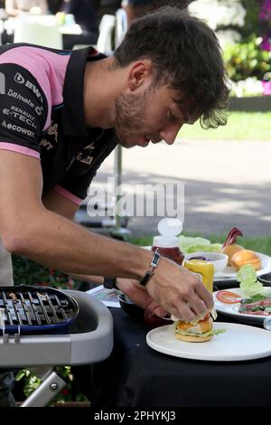 30th marzo 2023, Albert Park, Melbourne, FORMULA 1 ROLEX AUSTRALIAN GRAND PRIX 2023, nella foto Pierre Gasly (fra), BWT Alpine F1 Team fa un hamburger. Foto Stock