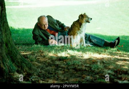 Spettatore con il suo cane che guarda la partita di cricket locale villaggio nel Wiltshire, 1978 Foto Stock