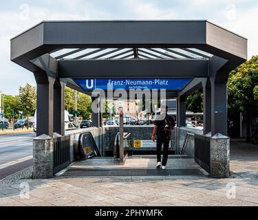 La stazione della metropolitana U-bahn Franz-Neumann-Platz serve la linea U8 di Reinickendorf, Berlino. Ingresso a am Schäfersee, Foto Stock