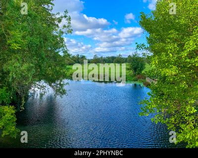 Vista dal Falcon Bridge presso la diga di Ditchingham, Suffolk, Regno Unito Foto Stock