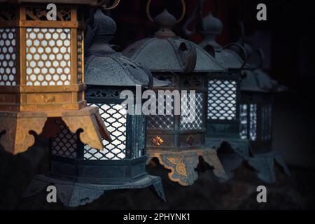 Lanterne del Tempio a Kasuga Taisha, il santuario della Lanterna Shinto a Nara, Giappone. Nara era un tempo l'antica capitale del Giappone, e il tempio risale al 7 Foto Stock