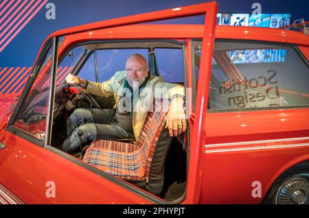 L'attore e ambasciatore tartan Graham McTavish siede all'interno di un'auto Caledonia Hillman Imp in edizione limitata del 1976 che presenta interni ispirati al tartan durante un'anteprima per la prossima mostra di tartan al V&A Dundee. La mostra è descritta come un nuovo sguardo radicale su uno dei tessuti più conosciuti al mondo. Data immagine: Giovedì 30 marzo 2023. Foto Stock