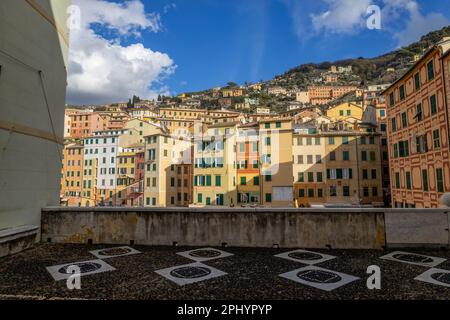 CAMOGLI, ITALIA, 18 GENNAIO 2023 - edifici colorati nella città di Camogli, provincia di Genova, Italia. Foto Stock