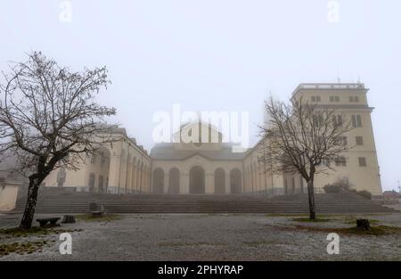 Veduta del Santuario della Madonna della Guardia nella nebbia, in inverno, a Genova. Foto Stock