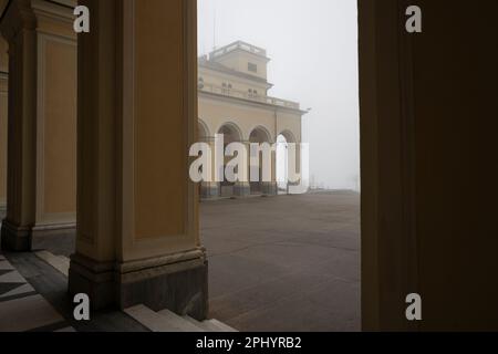 Vista laterale del Santuario della Madonna della Guardia nella nebbia, in inverno, a Genova. Foto Stock