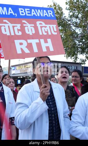 27 marzo 2022, Beawar, Rajasthan, India: Medici e operatori sanitari prendono un rally di protesta contro il diritto del Rajasthan a Health Bill, a Beawar. Il disegno di legge, che è stato approvato nell'Assemblea del Rajasthan il 21 marzo con voto vocale, dà ad ogni residente dello stato il diritto a cure e cure d'emergenza ''senza prepagamento della tassa o delle spese necessarie'' da qualsiasi istituzione di sanità pubblica, istituzione di assistenza sanitaria e centri sanitari designati. (Credit Image: © Sumit Saraswat/Pacific Press via ZUMA Press Wire) SOLO PER USO EDITORIALE! Non per USO commerciale! Foto Stock