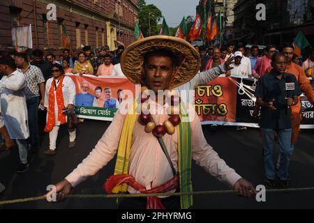 Kolkata, India. 29th Mar, 2023. (3/29/2023) gli attivisti del partito al governo indiano Bharatiya Janata Party (BJP) hanno protestato a Kolkata per manifestare contro i suicidi degli agricoltori in tutto lo Stato, chiedendo prezzi remunerativi più elevati per le patate e altre colture e contro il mercato nero dei fertilizzanti. (Foto di Sayantan Chakraborty/Pacific Press/Sipa USA) Credit: Sipa USA/Alamy Live News Foto Stock