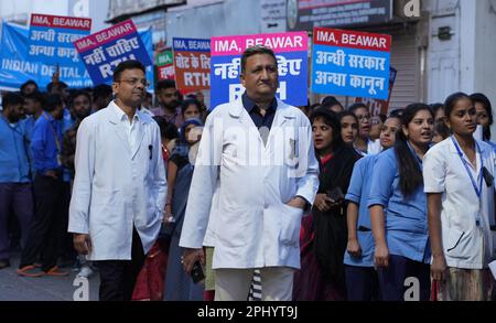 27 marzo 2022, Beawar, Rajasthan, India: Medici e operatori sanitari prendono un rally di protesta contro il diritto del Rajasthan a Health Bill, a Beawar. Il disegno di legge, che è stato approvato nell'Assemblea del Rajasthan il 21 marzo con voto vocale, dà ad ogni residente dello stato il diritto a cure e cure d'emergenza ''senza prepagamento della tassa o delle spese necessarie'' da qualsiasi istituzione di sanità pubblica, istituzione di assistenza sanitaria e centri sanitari designati. (Credit Image: © Sumit Saraswat/Pacific Press via ZUMA Press Wire) SOLO PER USO EDITORIALE! Non per USO commerciale! Foto Stock