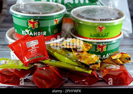 Cairo, Egitto, 28 2023 marzo: El Tahrir Koshary Koshari, cibo di strada di riso, maccheroni, spaghetti e lenticchie mescolati con una salsa di pomodoro speziata, Foto Stock