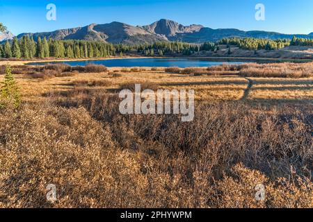 Lago Little Molas, Snowdon Peak in Distance, Needle Mountains, San Juan Mountains, San Juan National Forest, Colorado, Stati Uniti Foto Stock