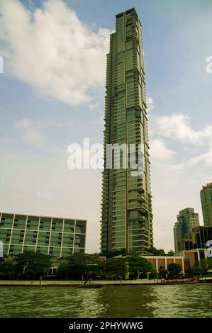 Febbraio 20 2023- Bangkok Thailandia-moderno appartamento residenziale di lusso. Moderno edificio di appartamenti in una giornata di sole. Edificio di appartamenti con un cielo blu. Facad Foto Stock