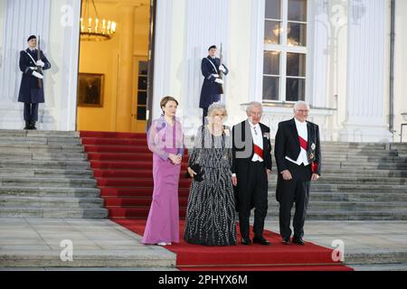 Berlino, Germania. 29th Mar, 2023. (3/29/2023) il re Carlo III e la moglie Camilla sono accolti con onorificenze militari dal presidente federale Frank-Walter Steinmeier e dalla moglie Elke Büdenbender alla porta di Brandeburgo. (Foto di Simone Kuhlmey/Pacific Press/Sipa USA) Credit: Sipa USA/Alamy Live News Foto Stock