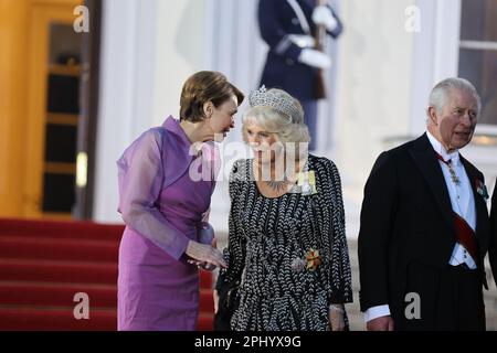 Berlino, Germania. 29th Mar, 2023. (3/29/2023) il re Carlo III e la moglie Camilla sono accolti con onorificenze militari dal presidente federale Frank-Walter Steinmeier e dalla moglie Elke Büdenbender alla porta di Brandeburgo. (Foto di Simone Kuhlmey/Pacific Press/Sipa USA) Credit: Sipa USA/Alamy Live News Foto Stock