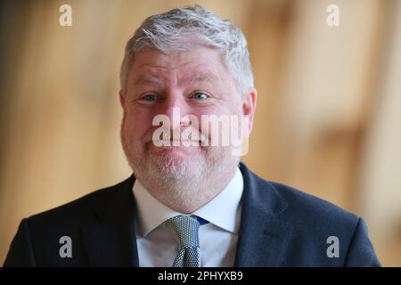 Edimburgo Scozia, Regno Unito 30 marzo 2023. Angus Robertson, che rimane Segretario di governo per la Costituzione, gli affari esteri e la cultura, arriva per le prime interrogazioni del Ministro al Parlamento scozzese. credito sst/alamy notizie dal vivo Foto Stock